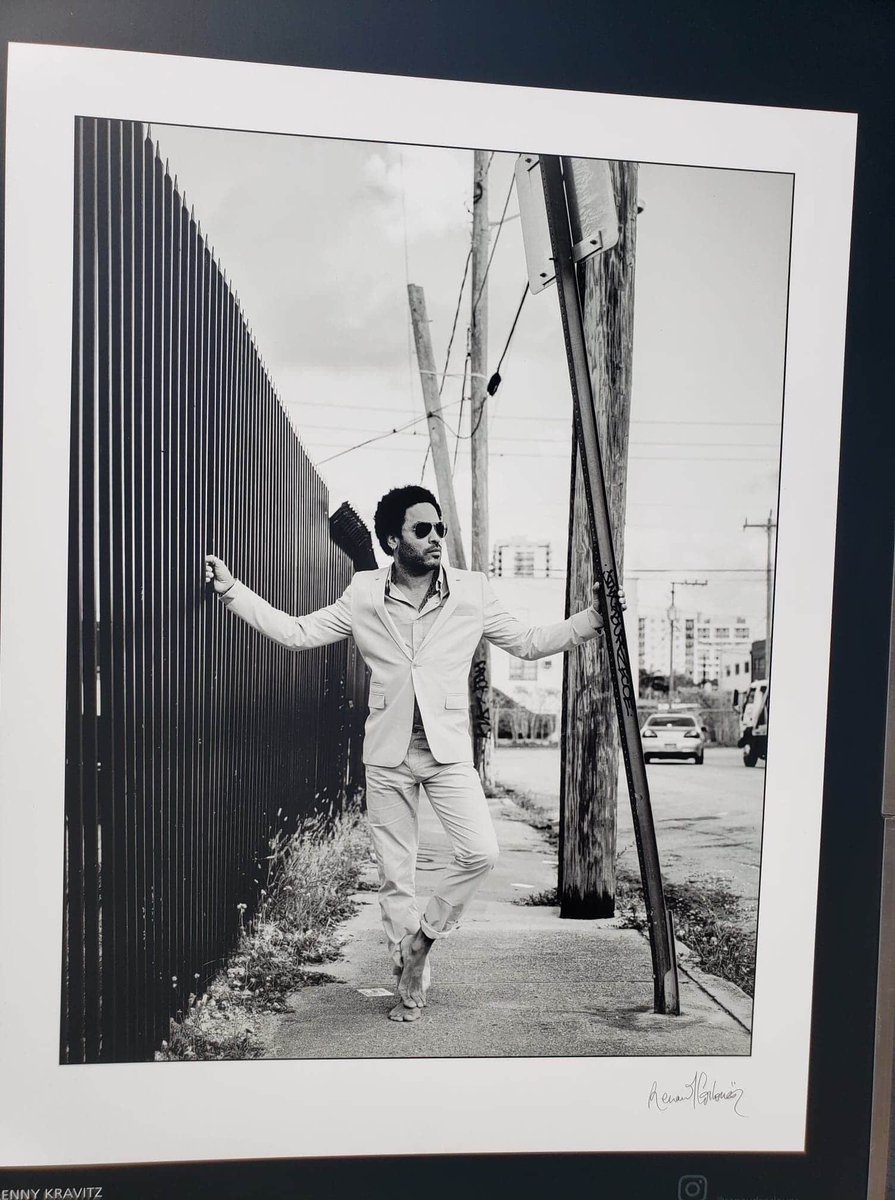LKravitzOnline's tweet photo. @RenaudCorlouer présente ses portraits dans l’exposition « iconic » dans le cadre du #GrandPrixPhoto 2020 depuis hier à #SaintTropez. On peut y trouver un portrait (inédit)de @LennyKravitz
#renaudcorlouer #lennykravitz #photo #photography
📸 marlene pour #lkonline https://t.co/lkGE28JiD6