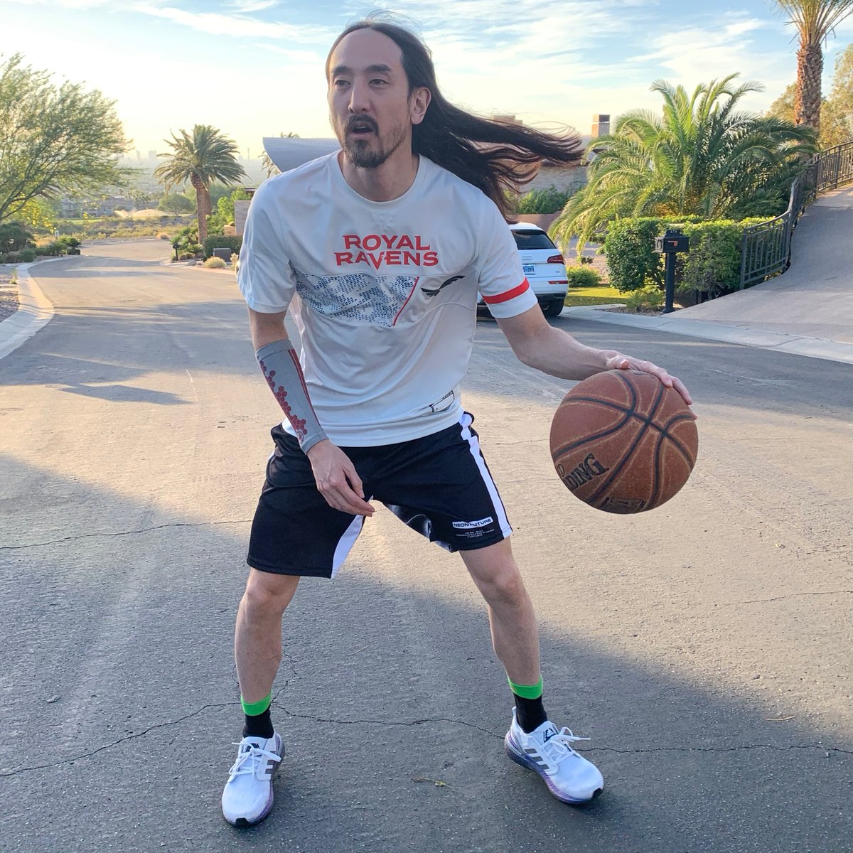 Messed around and got a triple double 🏀🏀🏀 New line of Aoki sleeves up on the @esmartr site! Who wanna game? #eSmartr