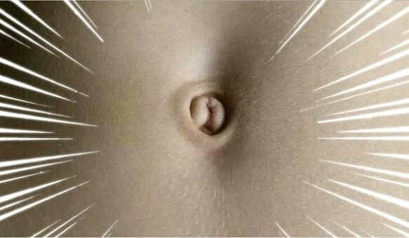 नीम का तेल तीन से सात बूंद नाभी में उपरोक्त तरीके से डालें।नाभी में तेल डालने का कारणहमारी नाभी को मालूम रहता है कि हमारी कौनसी रक्तवाहिनी सूख रही है,इसलिए वो उसी धमनी में तेल का प्रवाह कर देती है।जब बालक छोटा होता है और उसका पेट दुखता है तब हम हिंग और पानी या तैल का मिश्रण