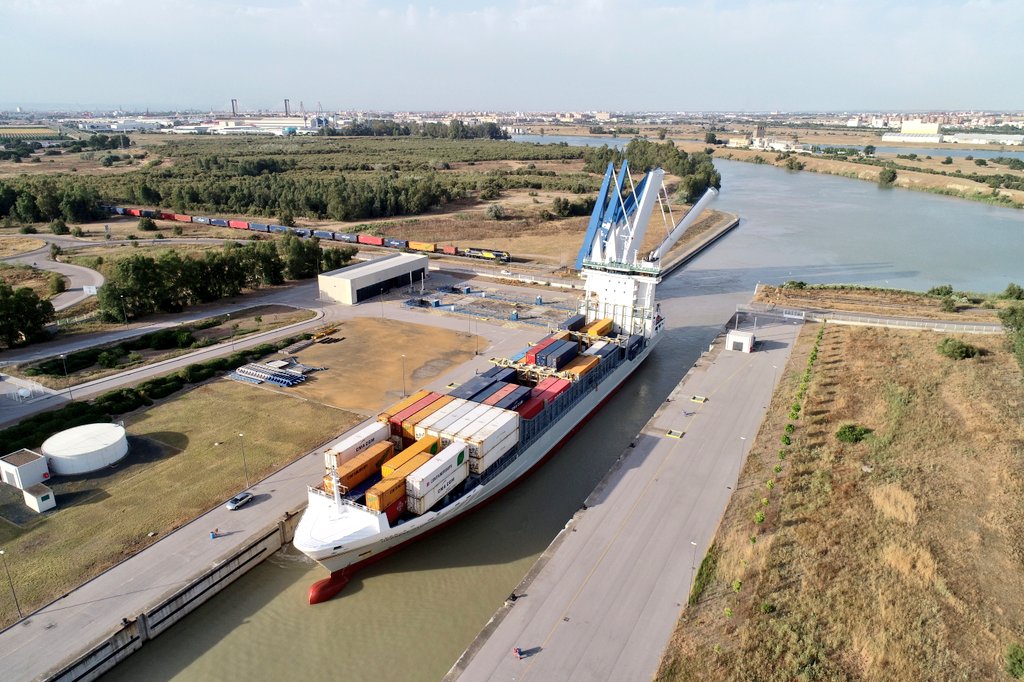 PuertoDeSevilla's tweet image. Hemos licitado el proyecto de optimización de la navegación hasta #Sevilla 🌊🚢 integrándolo en la filosofía #WorkingWithNature para Trabajar con la #naturaleza 🌱 @PIANC1 y bajo un enfoque participativo de todos los actores del estuario. 

ℹ Más info: bit.ly/2P43KQZ