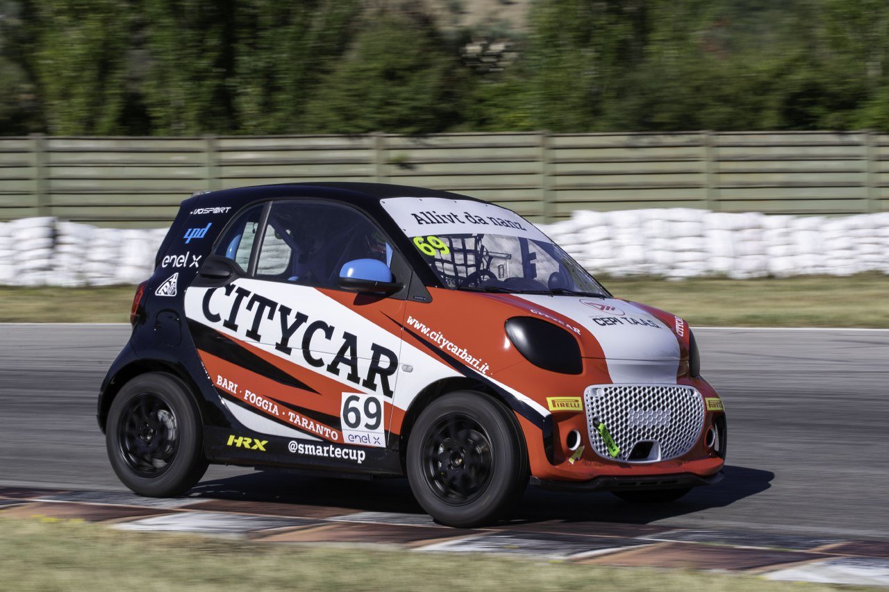 Al Young - thesmartclub 🏁 on X: It was the debut by CityCar Bari driving  to victory in the inaugural smart EQ fortwo e-cup race at Magione, Italy  with Francesco Savoia behind