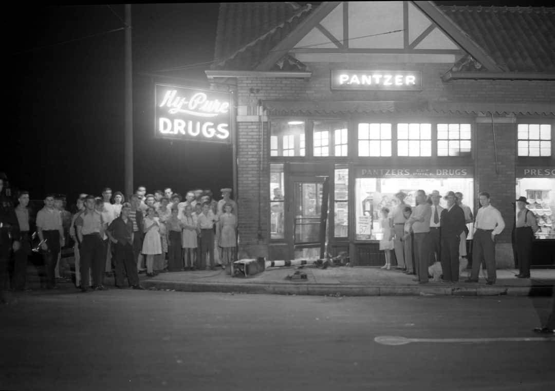 BatesHendricks's tweet image. WOW a peek back in time to 1945 at the popular Pantzer's Drug Store on East and Lincoln!