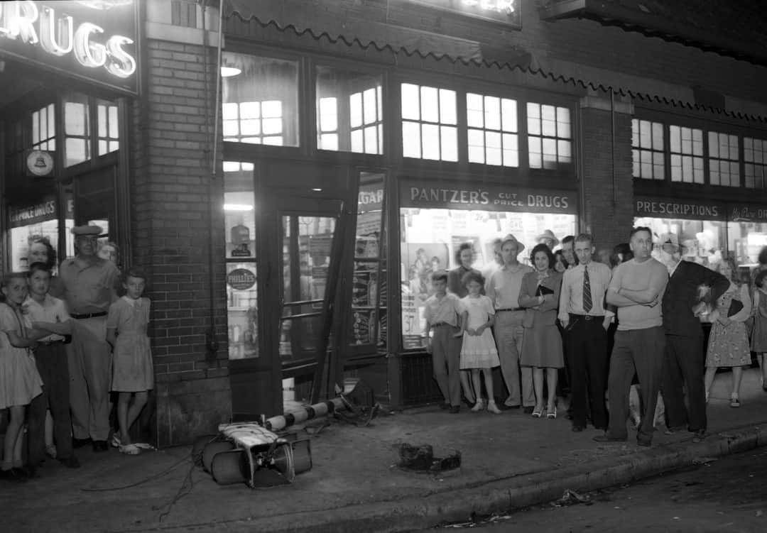 BatesHendricks's tweet image. WOW a peek back in time to 1945 at the popular Pantzer's Drug Store on East and Lincoln!