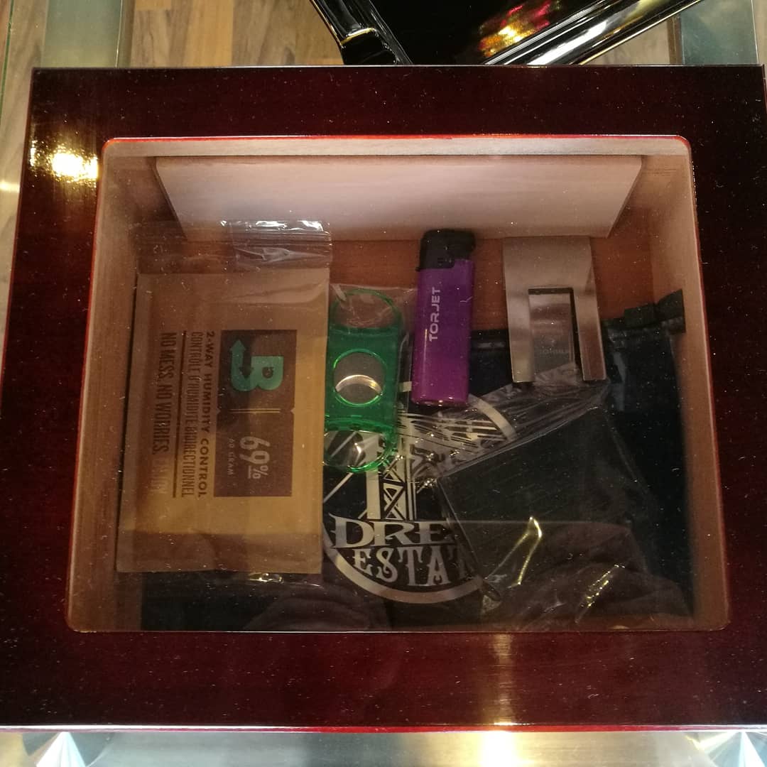 MarcoMaffei9's tweet photo. Starter humidor with everything you need to start building that collection of stogies. Pay us a visit at MAFFEI HOH TUNBRIDGE WELLS. https://t.co/3t6FhYCGFq