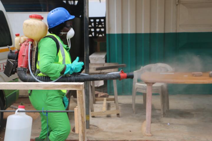 grace_me55's tweet photo. Kudos to this great lady who is professionally disinfecting one of the numerous markets in the Volta Region!
#ZoomlionDisinfects
@mlgrdgov 
@MoGCSP_Ghana 
@NJOAgyemang 
@TakyiCaptain 
@anokyewaaba 
@Kem45813880 
@pksomuahgh
@PaulOteng7 https://t.co/Ew5qTIwXzB