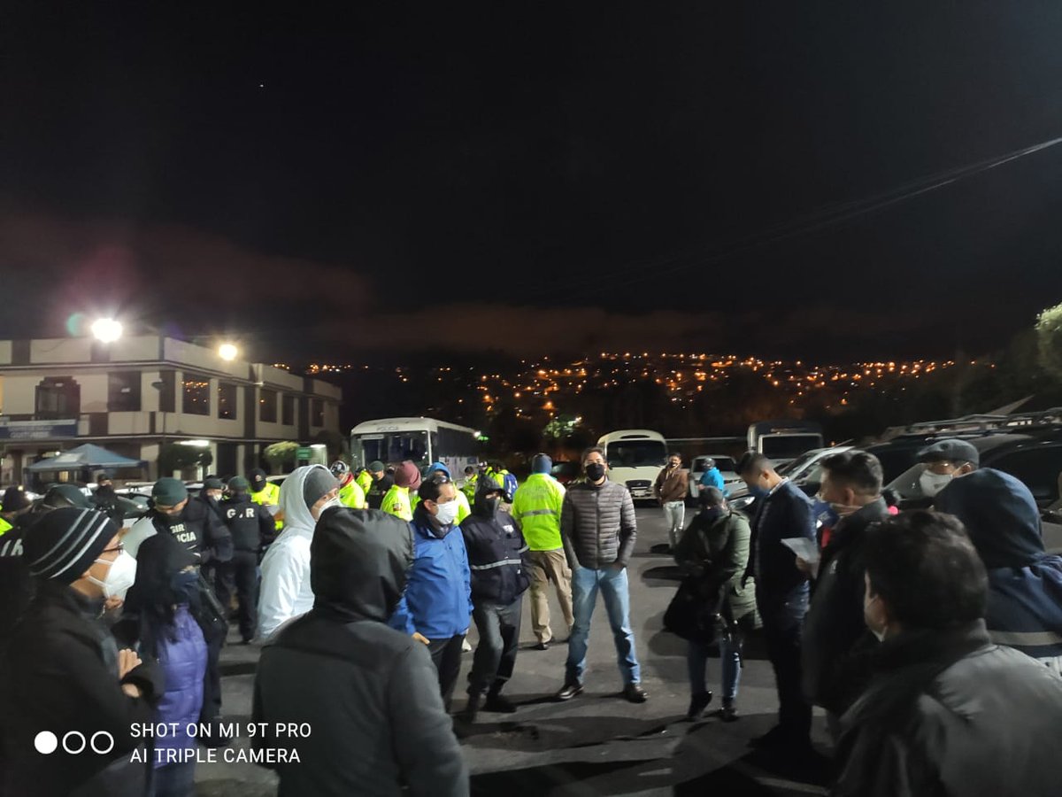 FiscaliaEcuador's tweet photo. #ATENCIÓN | #Pichincha: 10 detenidos por su presunta participación en el delito de asociación ilícita deja el operativo #Cosmos7, ejecutado esta madrugada por #FiscalíaEc y @PoliciaEcuador en el norte y sur de #Quito, y en la parroquia de #Pifo. https://t.co/8p0bgsTA50