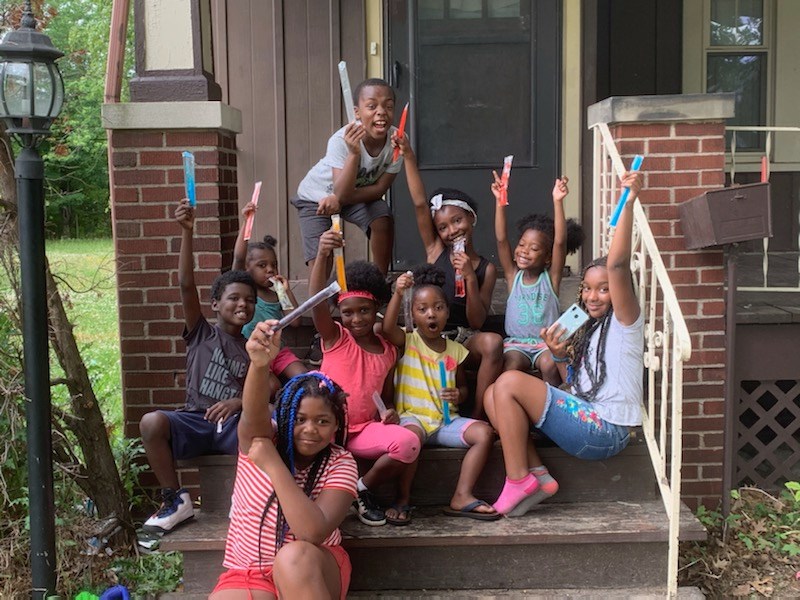 Nationalpal's tweet photo. #TellemTuesday Our PAL Officers are the sweetest! Euclid PAL Mentors and Officers dropped off popsicles to keep their kids in high spirits during social distancing. #WeArePAL #police #kindness #nonprofit https://t.co/tqarkbp2Ql