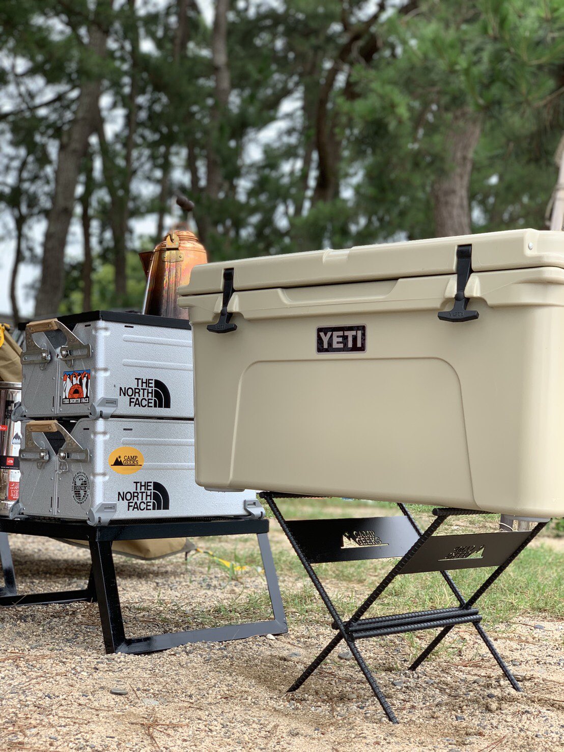 Campgeeks ブランド起ち上げに製作したファイヤーウッドスタンド兼クーラーボックススタンド 再販に向けて重い腰を上げました キャンプギア キャンプ キャンプ好きな人と繋がりたい T Co Sqrimj2v1h Twitter