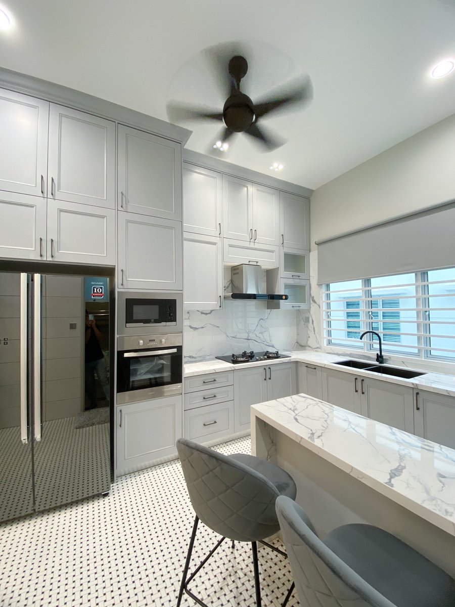 Aizul_Marcello's tweet photo. Dapur idaman dah siapppp! Material yang aku gunakan solid wood and full height from floor to ceiling. Lantai tukar jugak. Backsplash pon sama. https://t.co/OSguH4S0zE