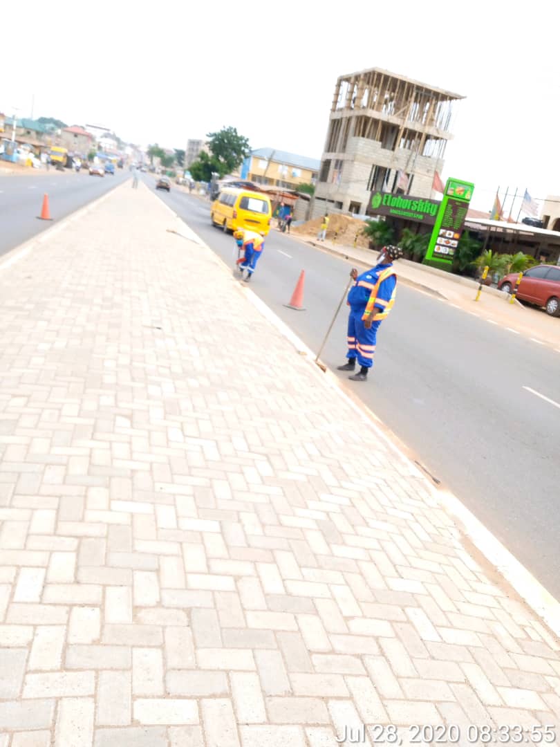 grace_me55's tweet photo. Meanwhile in Accra, the #CleanAccraProject is ongoing as seen in how the streets of Madina School Junction have been cleaned by @ZoomlionLtd .
@MayorAdjeiSowah 
@joelincoln5 
@AccraMetropolis 
@AccraZone 
@thejospongroup 
@YelsumaA 
@Akomeah_maame 
@adamsnyamoo https://t.co/50nIL4KTMG
