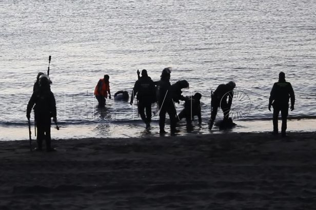 FonsiLoaiza's tweet photo. Hoy han absuelto a los guardias civiles que mataron a 15 migrantes en El Tarajal y han suspendido el tercer grado a los presos políticos catalanes. La "justicia" en España. https://t.co/0wbjspAzOm