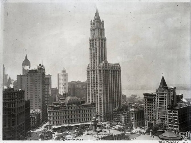 瀬尾 実際のマンハッタンは１００年以上続く高層建築物の歴史の積み重ねが作りだした特異な景観をしているので 世界中のどの高層ビル街とも似ない 公開空地やプラザなんて概念がなかった時代の産物が生み出した密な空間よ