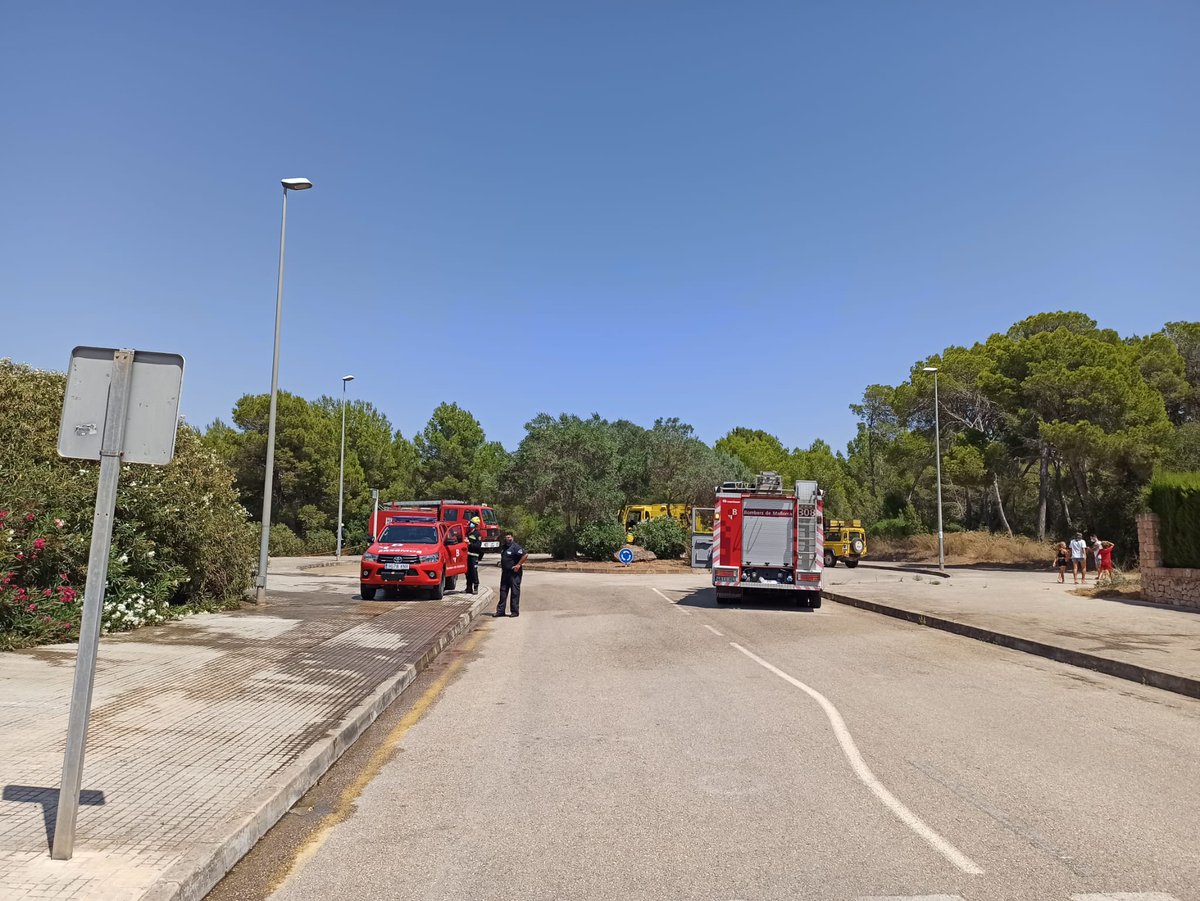ajllucmajor's tweet image. Controlat l'incendi a Puig de Ros.
Agraïm les tasques realitzades als @BombersdeMca, @ibanat_IB , Policia Local, @PCivilLlucmajor i @guardiacivil
I a tots els veïns que des de el primer moment han ajudat amb els mitjans que tenien a casa.
