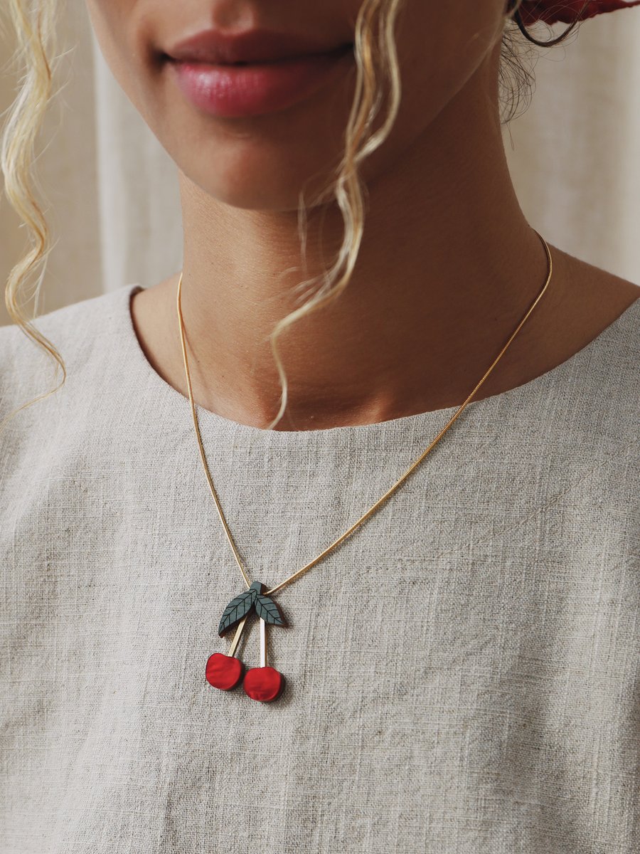 We've restocked all of our new Red Cherries, including the Necklace. 🍒
This is a great piece for gifting! Do you know anyone who could use a sweet treat?!

wolfandmoon.com/collections/ne…