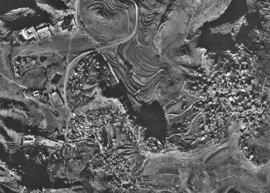 EAMENA123's tweet image. All, that is, apart from an elusive row of 10 prints centred on this highland settlement. Possibly in #Raymah governorate, but could be elsewhere. Can anyone out there help locate this settlement? The three large building complexes are quite distinct.