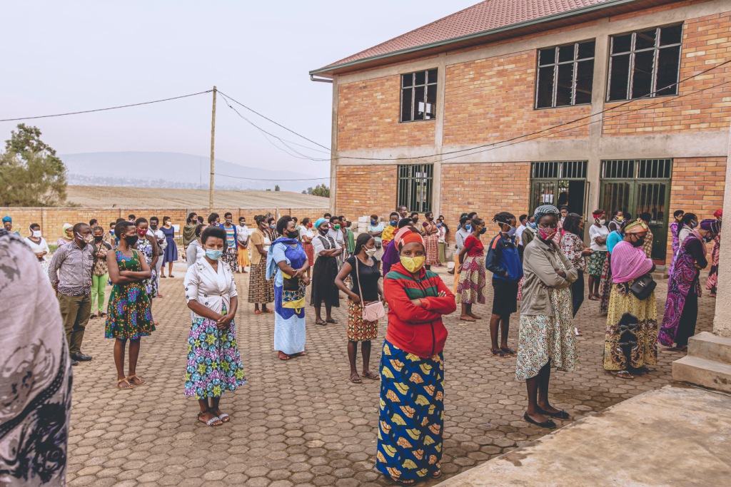 <a href="/GahayaLinks/">Gahaya Links</a>, in partnership with the <a href="/MastercardFdn/">Mastercard Foundation</a> ’s #COVID19 Recovery &amp; Resilience Program, has provided 40,000 vulnerable families with face masks while enabling them to safely engage in income generating activity

✍️ bit.ly/2X6jwzn #Rwanda