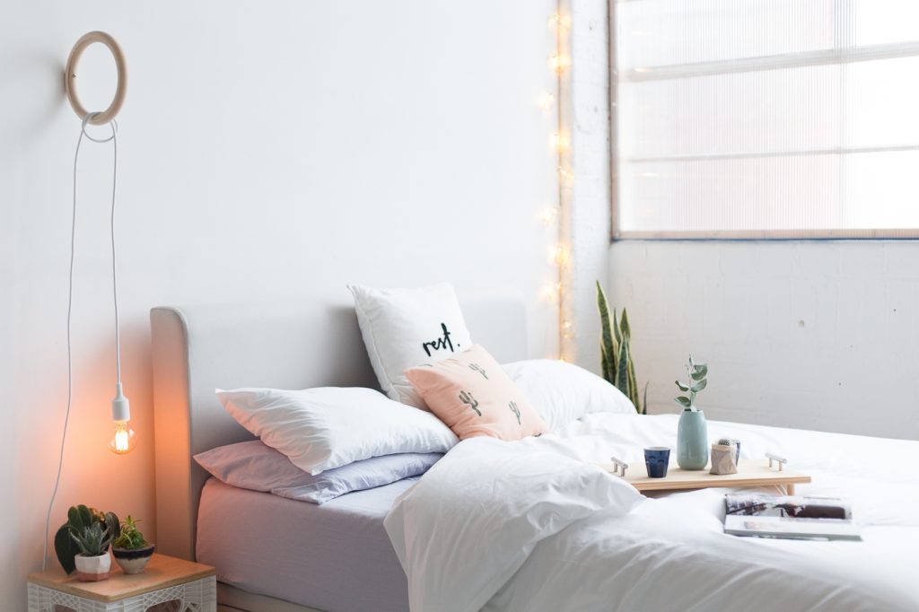 FallForDIY's tweet image. Brighten up your Bedroom Decor with this DIY Gym Ring Hanging Lamp bit.ly/2j1OzJc