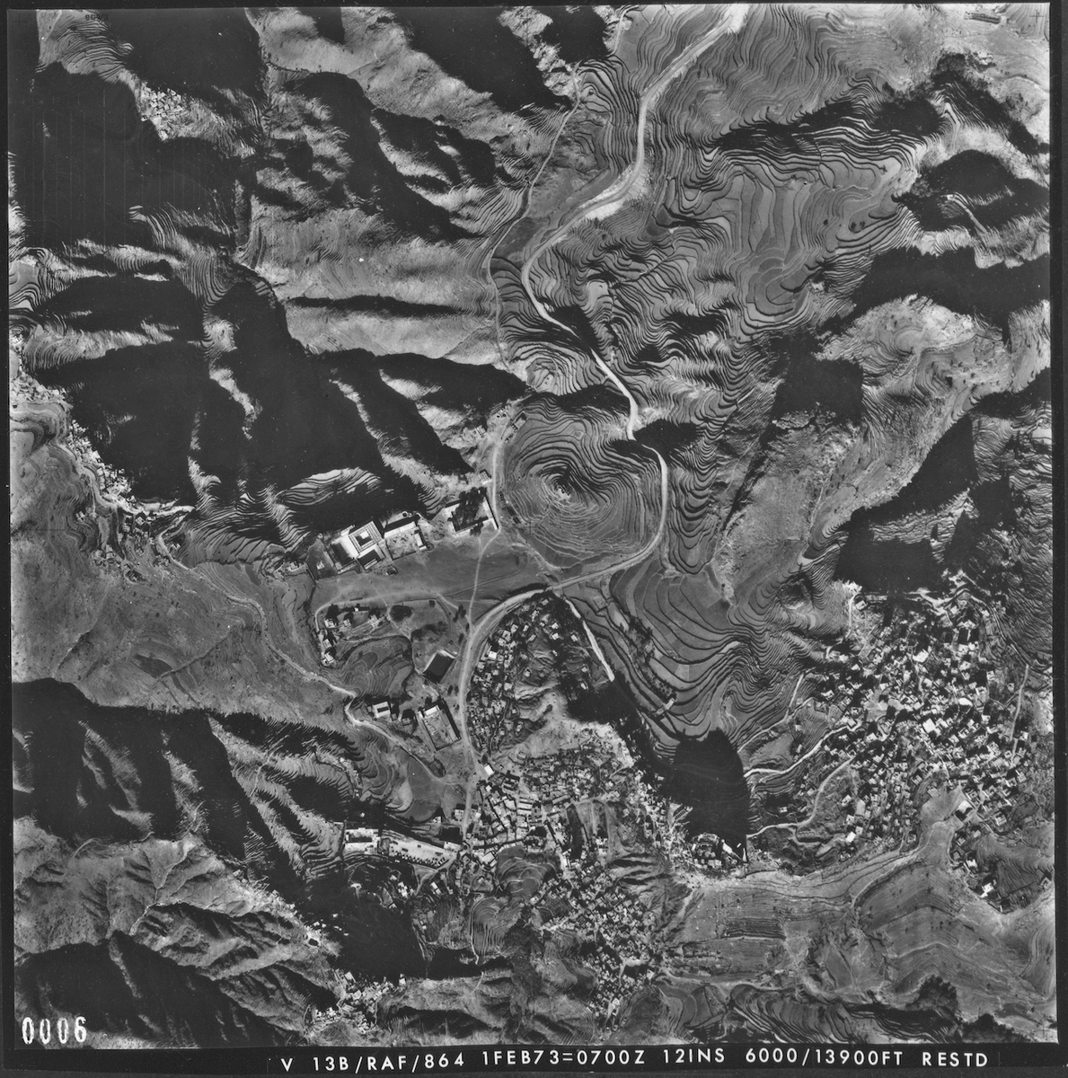 EAMENA123's tweet image. All, that is, apart from an elusive row of 10 prints centred on this highland settlement. Possibly in #Raymah governorate, but could be elsewhere. Can anyone out there help locate this settlement? The three large building complexes are quite distinct.