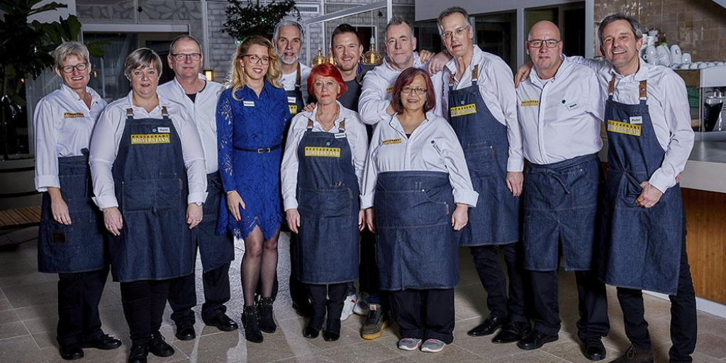 alzheimernl's tweet photo. Ons tv-programma #RestaurantMisverstand, met Johnny de Mol is vanaf 31 augustus te zien op @SBS6. In het programma gaan 8 nog relatief jonge mensen met #dementie aan de slag als restaurantmedewerker, onder leiding van chef-kok @ronblaauw. https://t.co/mvOJQtJQ26