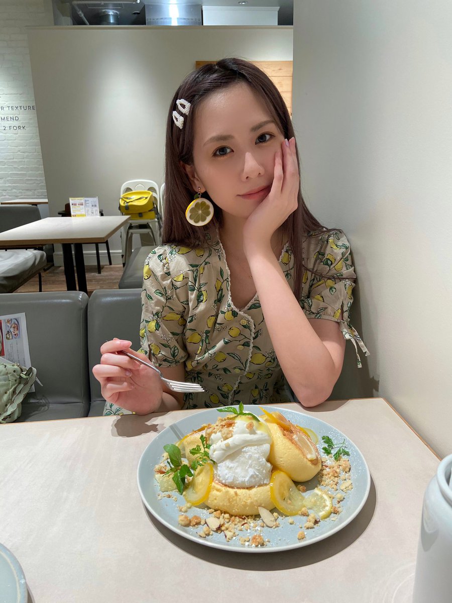 佐藤すみれ Sumire Sato 定期的に食べたくなる Flipper Sのパンケーキ 期間限定のレモンとクリームチーズに合わせて レモンコーデ 夏バテ中でも比較的食べやすい爽やかレモンパンケーキ 喉にも良い味