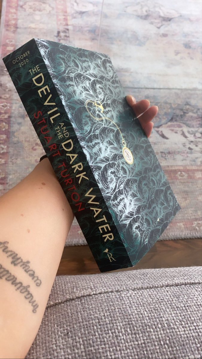 katemoly's tweet photo. When a story starts with a man making a prediction about a voyage and bursting into flames with an unflinching stare, you know it’s going to be a good and dark read 💀 @BloomsburyRaven @BloomsburyBooks @stu_turton @amy_donegan #thedevilandthedarkwater https://t.co/oGj2TQmVxs