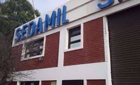 fmElChubut901's tweet photo. #rRA Hugo Payalaf vocero de los trabajadores de #Sedamil "Somos unas 90 personas que no nos adherimos al acuerdo de retiro voluntario. Tenemos compañeros que fueron desalojados de sus alquileres, algunos dejaron a sus familias con sus parientes y se quedan en la fabrica" https://t.co/LlEy2i0DIj