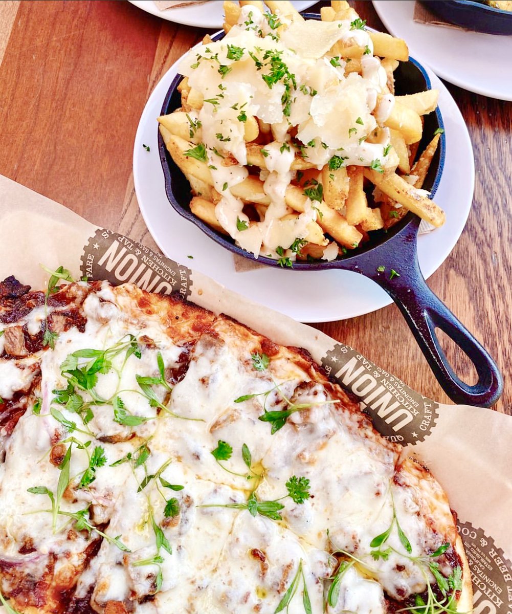 What a view😍 Get all your Union favorites Monday-Friday 11 am-10 pm, Saturday 9 am-10 pm &amp; Sunday 9 am-9 pm!! Have your favorites come to you by clicking the links in our bio for Doordash &amp; GrubHub!
📸: @sas.foodies
#DevotedToTheCraft #UnionKitchenTap