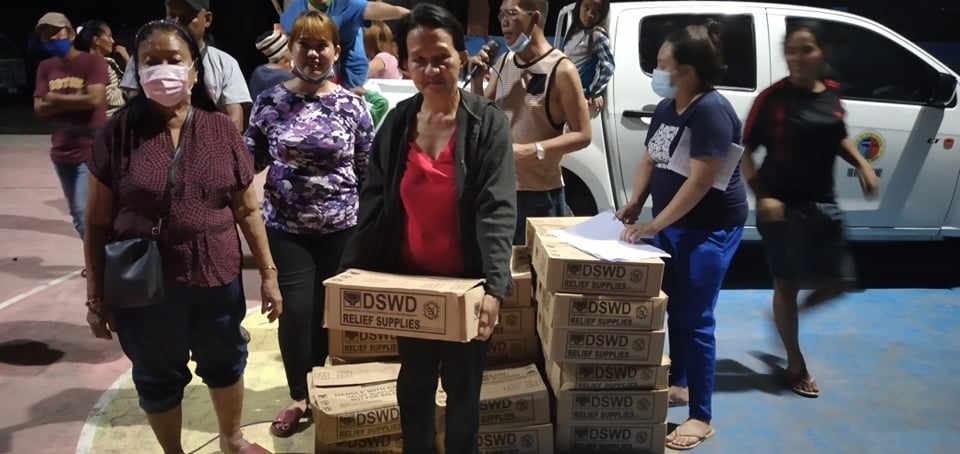 DSWDXIISOX's tweet photo. OOK: Residents displaced by flash floods that left hundreds of families homeless in Koronadal City in South Cotabato were provided relief assistance Tuesday night by the Department of Social Welfare and Development. @dswdserves 
#DSWDMayMalasakit https://t.co/dfn8WcEsxD