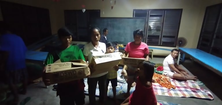 DSWDXIISOX's tweet photo. OOK: Residents displaced by flash floods that left hundreds of families homeless in Koronadal City in South Cotabato were provided relief assistance Tuesday night by the Department of Social Welfare and Development. @dswdserves 
#DSWDMayMalasakit https://t.co/dfn8WcEsxD