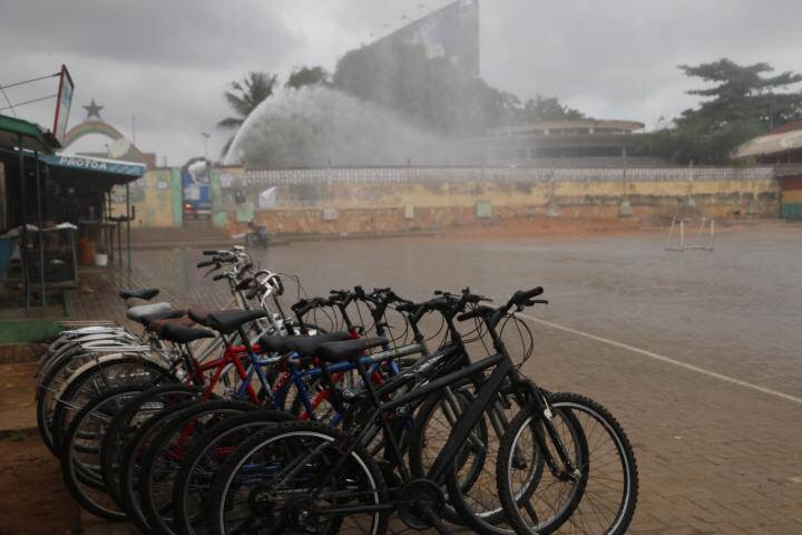 grace_me55's tweet photo. While disinfecting the markets, we are indirectly disinfecting our roads and other surfaces thanks to the Technology being employed for the Exercise. 
#ZoomlionDisinfects
@konkrumah 
@AmanorEleanor 
@vectorpesgh 
@mlgrdgov 
@BannermanMiguel 
@iamaryee 
@moigovgh https://t.co/7ZXnLeuEz5