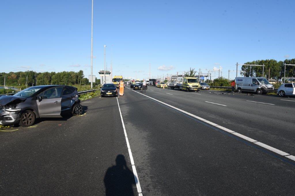 Politie zoekt getuigen en beeldmateriaal van verkeersongeval A10 vanochtend...