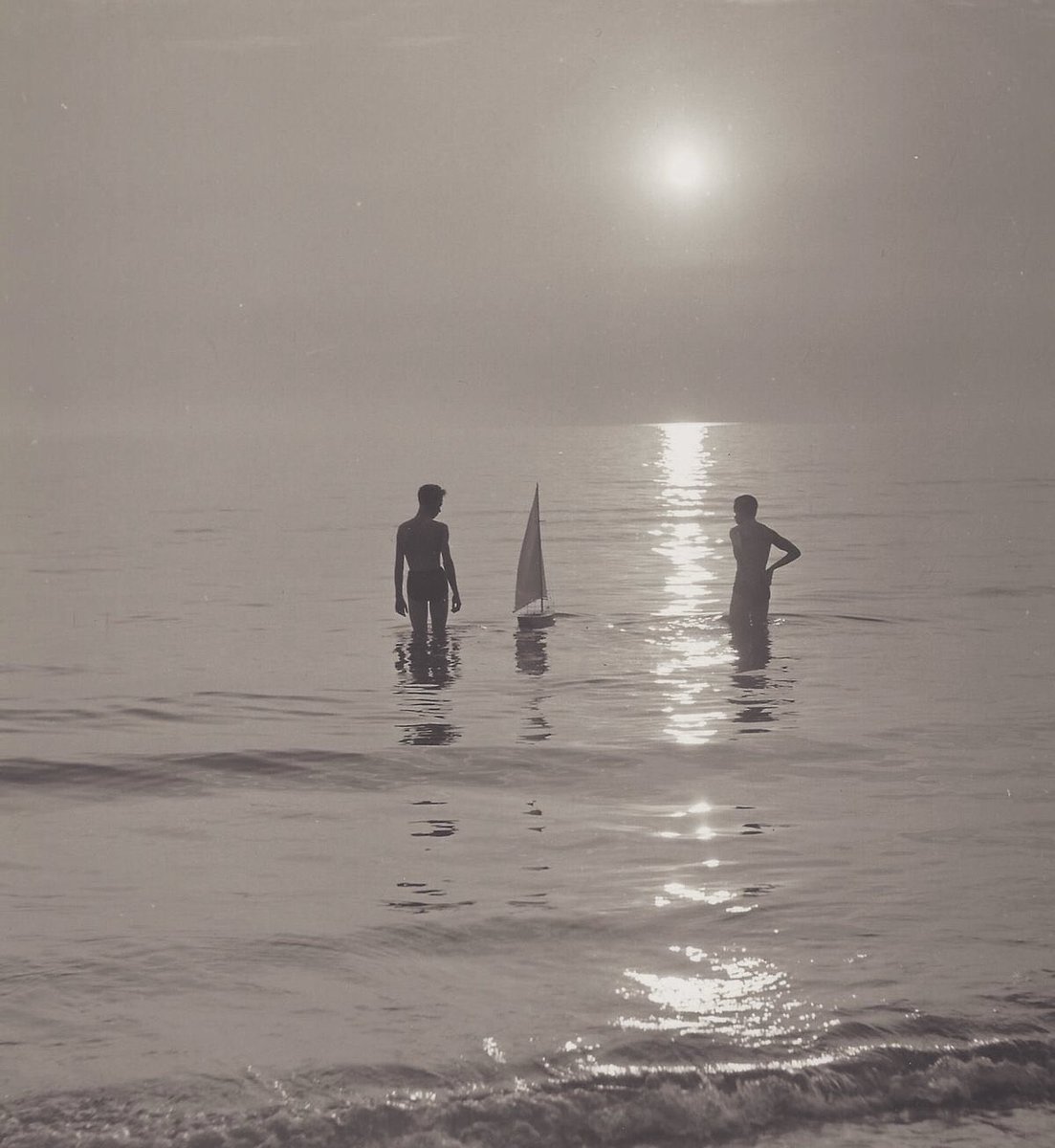 Jopolkadot's tweet photo. Evenings at the Beach

Photography © Kees Scherer
Netherlands 
1950’s https://t.co/wn44zsqUkD