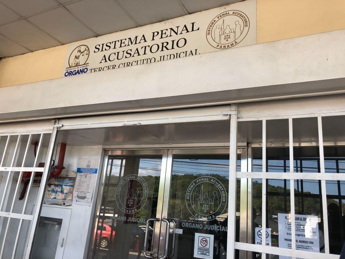 Decretan medidas cautelares a cuatro ciudadanos por el delito contra los servidores públicos en La Chorrera (Leer más bit.ly/2P5alLc) #OJInforma⚖️