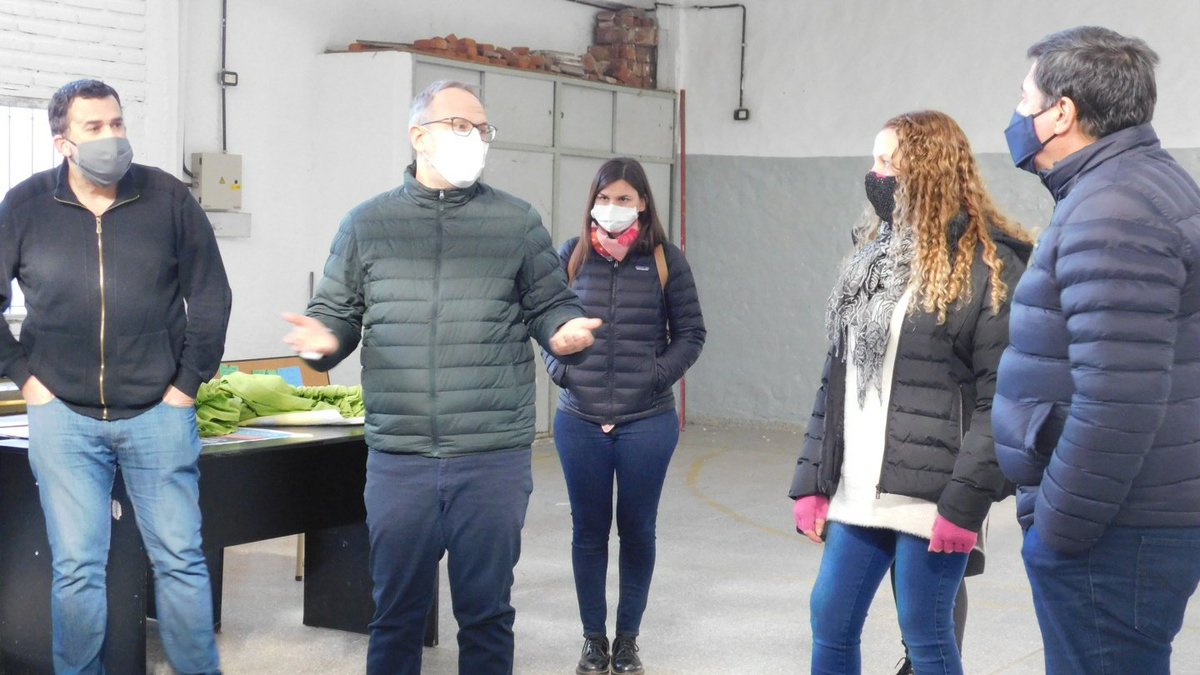 Visité la Escuela EP8/EES20 en Tres de Febrero junto al ministro <a href="/LicDanielArroyo/">Daniel Arroyo</a> y el intendente <a href="/dievalen/">Diego Valenzuela</a> donde trabajadores de la Economía Popular pintaron las instalaciones en el marco del Programa Argentina Unida por Educación y Trabajo.