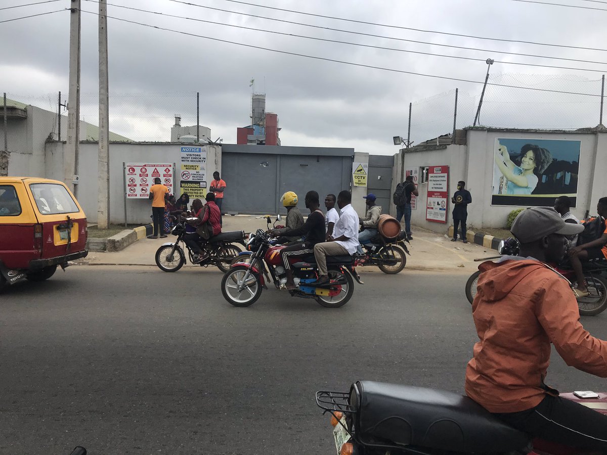 SPACE901FM's tweet photo. https://t.co/WpR4zqMG2g #emergencyreporting #factorykilling? #factoryaccident? #3rdyearUniversityofibadanstudentdead #richardgbadebo https://t.co/ANT0CxXLs4