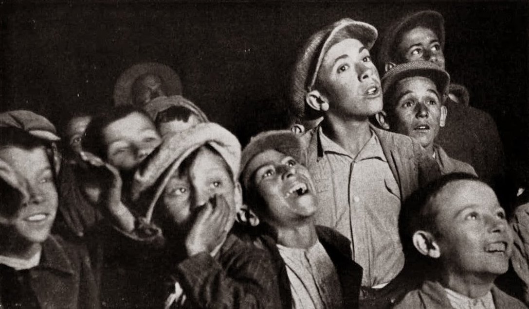 La mirada de luz en ojos que brillan ante lo nuevo, lo bello. 
El asombro ante lo desconocido, la risa curiosa del entretenimiento.

Y todo, bajo el paraguas del aprendizaje.

#MisionesPedagógicas