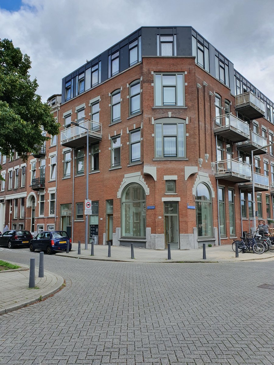 Woonstad's tweet image. Stevig doorwerken in #Middelland! De Bellevoystraat en Schermlaan hebben een nieuwe fundering en de binnen- en buitenkant zijn aangepakt. Veel respect voor onze bewoners die een jaar lang met het werk in en om huis zaten. Het resultaat mag er zijn. 💪🏡 #Rotterdam #Fundering