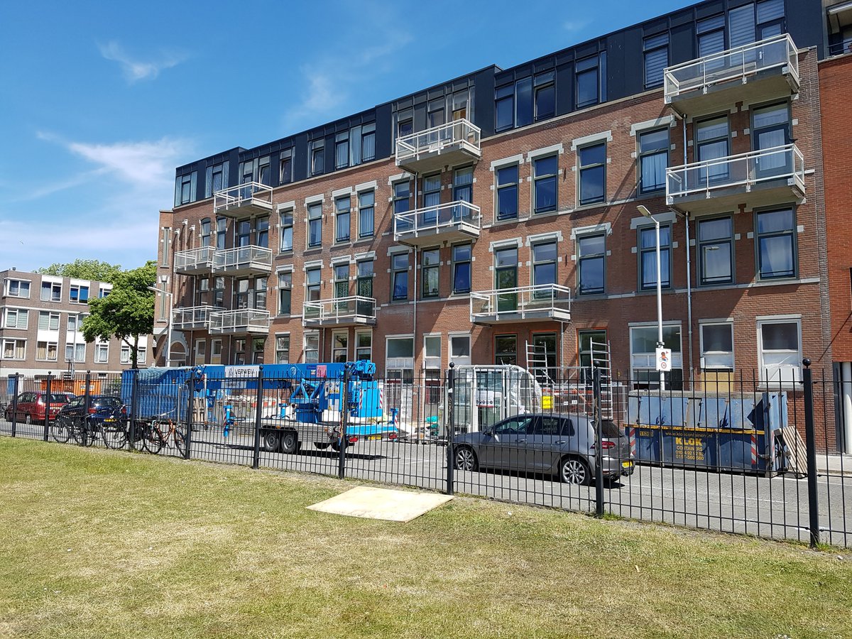 Woonstad's tweet image. Stevig doorwerken in #Middelland! De Bellevoystraat en Schermlaan hebben een nieuwe fundering en de binnen- en buitenkant zijn aangepakt. Veel respect voor onze bewoners die een jaar lang met het werk in en om huis zaten. Het resultaat mag er zijn. 💪🏡 #Rotterdam #Fundering