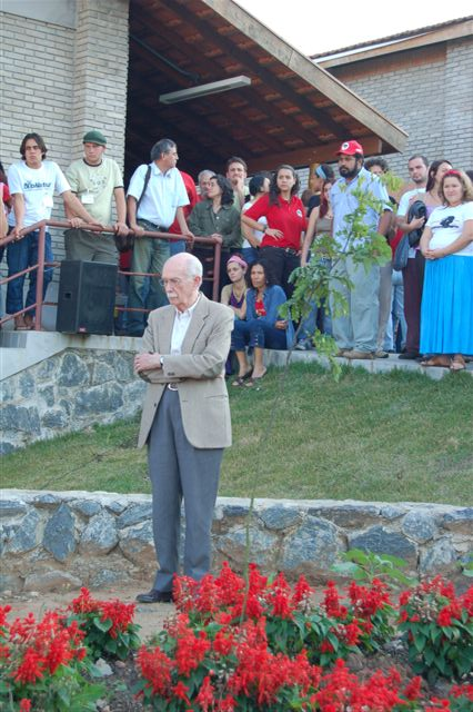 ENFF_Oficial's tweet photo. Quem com ele conviveu, como muitos companheiros do Movimento Sem Terra, relata que o professor Antonio Candido era de uma generosidade extraordinária. A biblioteca da Escola Nacional Florestan Fernandes, em Guararema (SP), é em homenagem a ele. https://t.co/1JpYD3dzvt