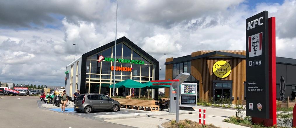 Bezorgsupport's tweet image. 1e Pizza-Drive-Thru van Nederland!

Gister is de eerste pizza-drive-thru van Nederland geopend. Complimenten voor @newyorkpizza! Wat een gave vestiging is het geworden.  Succes Koen! We vonden het ontzettend gaaf om de Telecom &amp;amp; IT installatie te verzorgen.