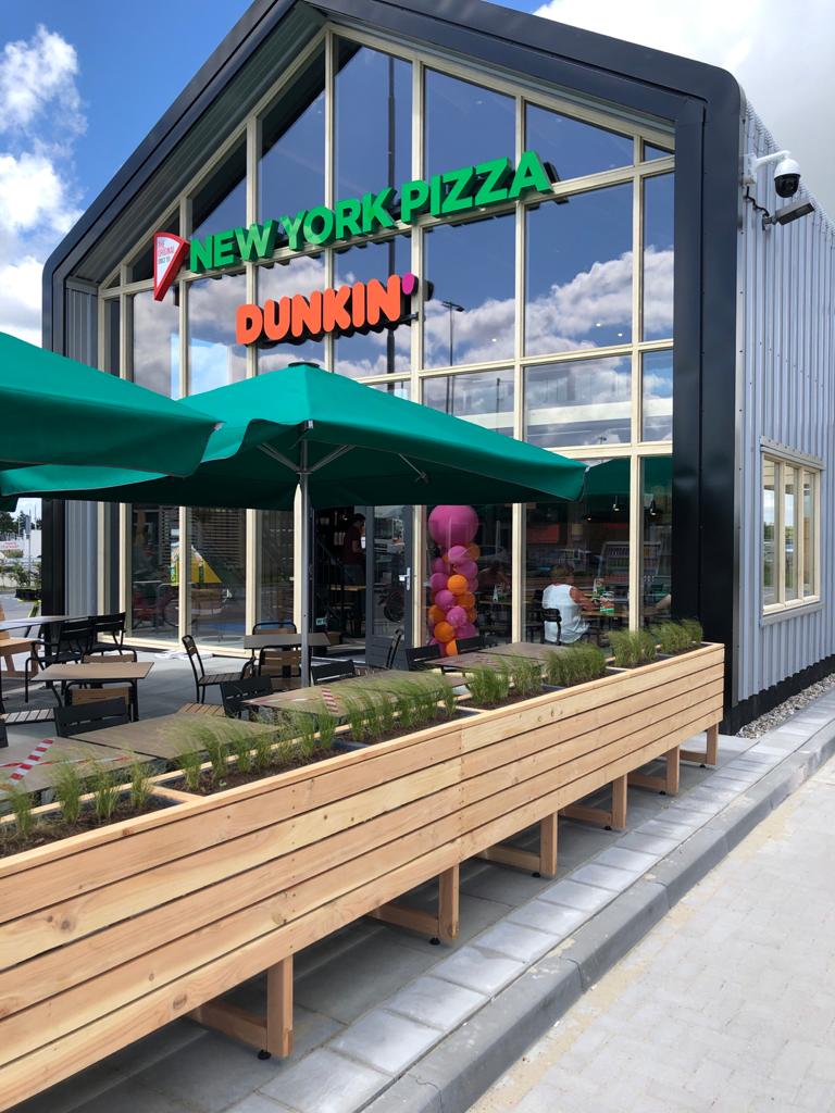 Bezorgsupport's tweet image. 1e Pizza-Drive-Thru van Nederland!

Gister is de eerste pizza-drive-thru van Nederland geopend. Complimenten voor @newyorkpizza! Wat een gave vestiging is het geworden.  Succes Koen! We vonden het ontzettend gaaf om de Telecom &amp;amp; IT installatie te verzorgen.