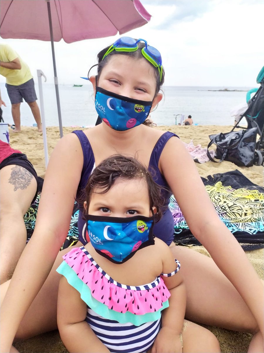 GasolFoundation's tweet photo. Tomar medidas de prevención de la #COVID-19 para proteger la salud de los más pequeños 👧🏽👦🏻 es nuestra prioridad❗ Gracias a estas mascarillas de la #GalaxiaSaludable 🚀 seguimos llevando a cabo nuestros talleres de promoción de la salud 🙌. 

@FPareManel https://t.co/eVLukINDDL
