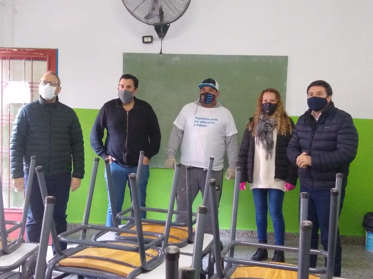 #PotenciarTrabajo es también un plan para mejorar nuestras escuelas y espacios públicos. 

Trabajadoras y trabajadores de la economía popular pintaron la Escuela EP8 / EES 20 de Caseros. Hoy la visitamos junto al intendente <a href="/dievalen/">Diego Valenzuela</a> <a href="/LicRofflerErika/">LicRofflerErika</a> y <a href="/danimenendezok/">Daniel Menendez</a>.