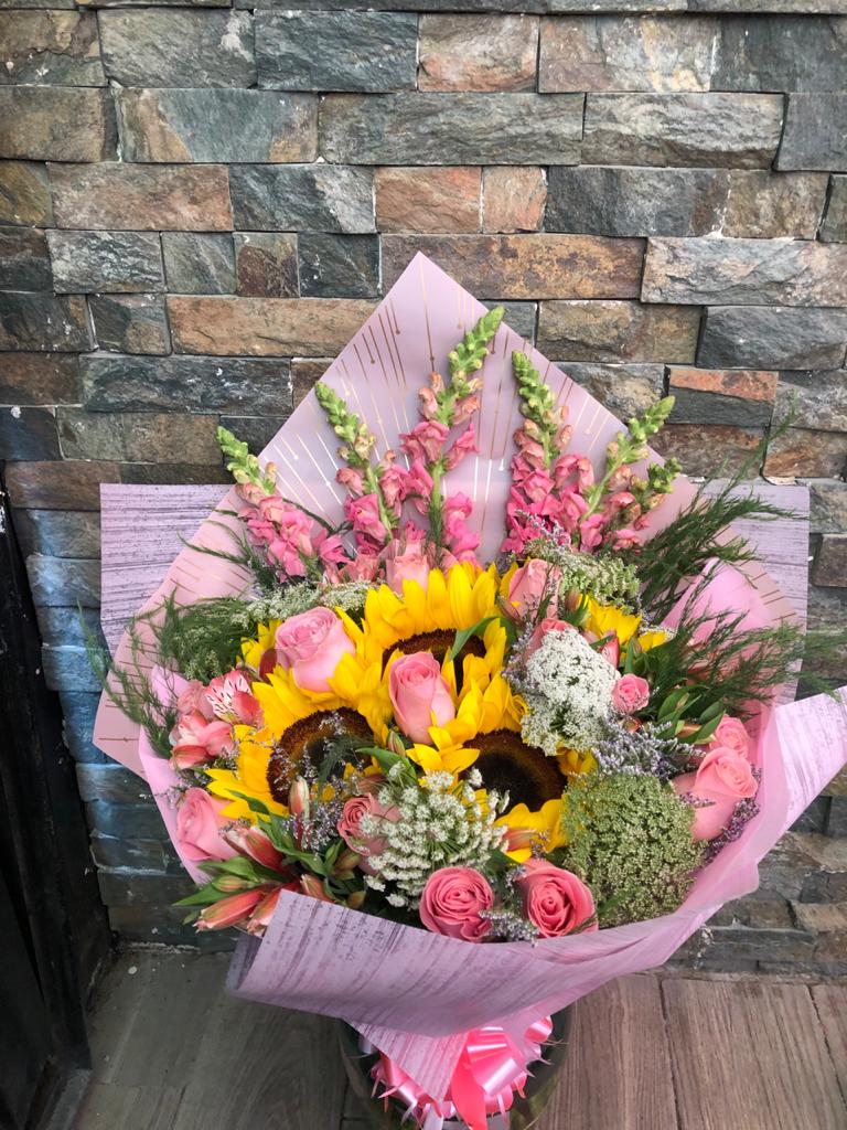 FloreriaPalermo's tweet photo. Envía flores provoca emociones 🌸🌿

Servicio a domicilio @painalton_bm 
#CEDAadomicilio #HBD #Flowers #sunflower #rose https://t.co/V3oOmsOwTC