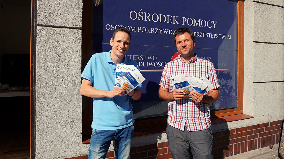 KlasterI's tweet photo. Na dworze ponad 30℃ ☀️🌡 a nasi chłopacy z #OPOPP nie spoczywają na laurach! 💪Od jutra w #aptekach będziecie mogli znaleźć ulotki dotyczące naszego #wsparcia w finansowaniu #leków 💊🩺 Potrzebujesz pomocy? Skontaktuj się z nami! 📩☎️ Więcej o nas 👉https://t.co/KwIPIdqxnk https://t.co/0OWpPj86sz