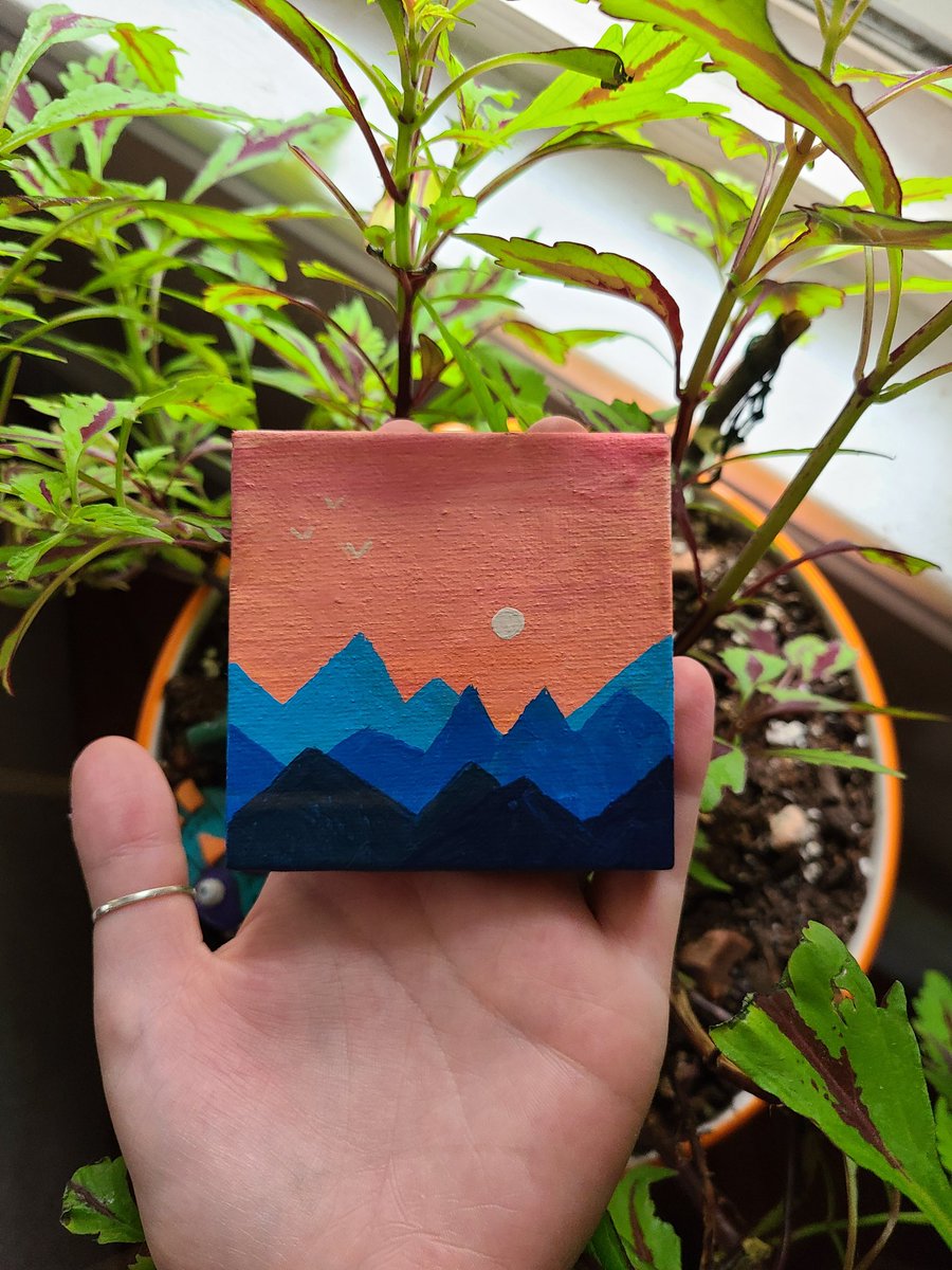 morebigsharks's tweet photo. @KiwiAveBoutique @laurel_izabeth I'm abby, and I love to paint! DMs are always open :) https://t.co/W1PhzLIHnw