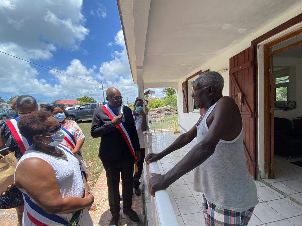 ComStfrancois's tweet photo. Le Maire de #SaintFrancois, M. Bernard PANCREL accompagné d’une délégation d’élus et conseillers municipaux a rendu visite à M. Michel POLA, #doyen du quartier, âgé de 98 ans, qui a été mis à l’honneur à l’occasion de la fête de #BoisDeVipart https://t.co/OkAjbsd9ST