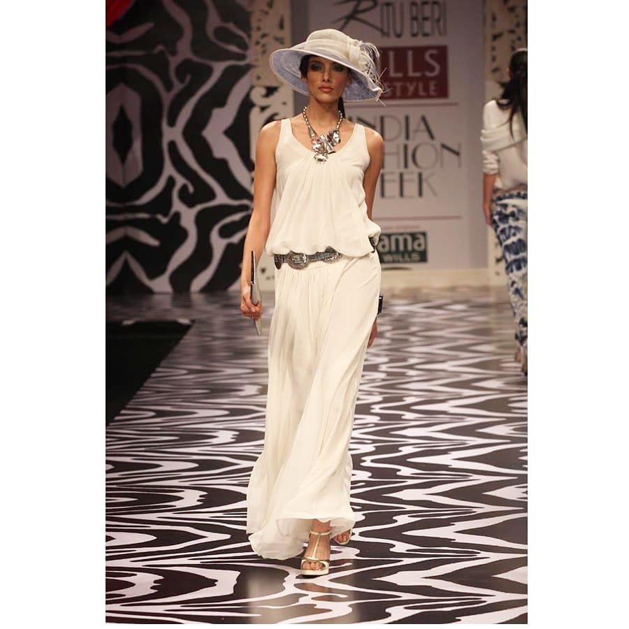 RituBeriDesigns's tweet photo. A white dress perfectly accessorized is hard to mess up. This timeless color always wins.
Ritu Beri's  S/S'10 Collection for The Wills Fashion Week in October 2009, is a testimony.

#RituBeri #RB #vicharvastra #rituberidesigns #couture #willslifestyle #IndiaFashionWeek2009 https://t.co/6WKQ5Shzoi