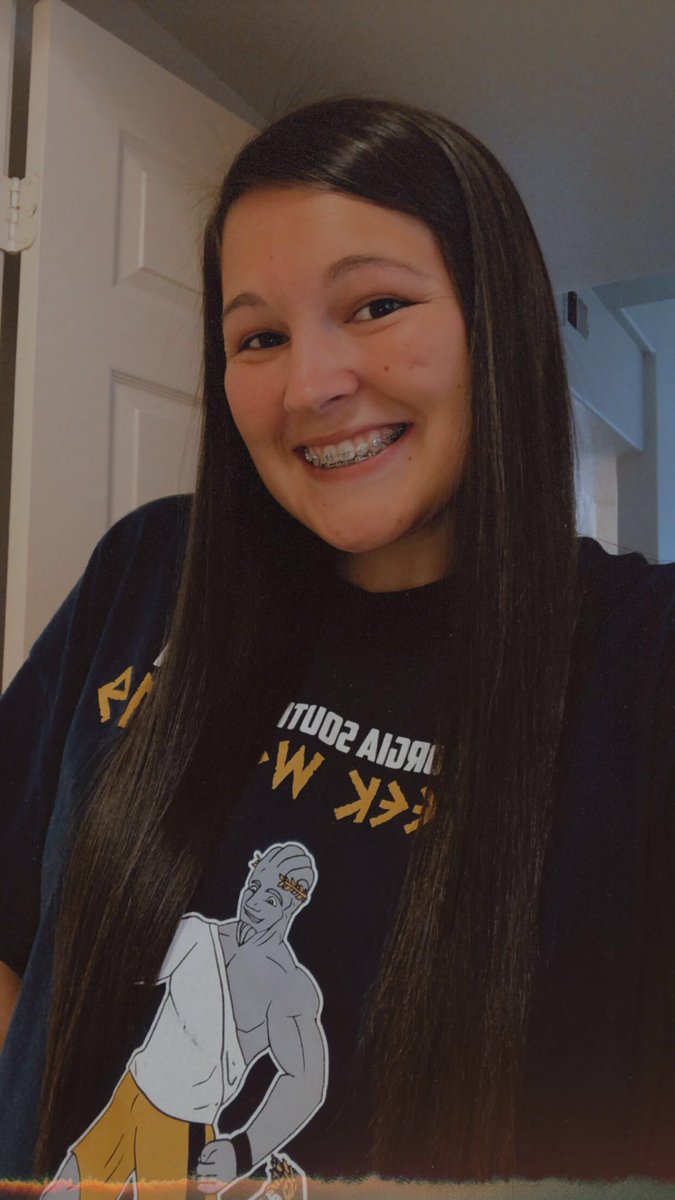 a_brimlow96's tweet photo. This is a bad angle and my smile is crap in this BUT I’m just really proud of my hair y’all 🥺 if I try to cut it, punch me or something. https://t.co/ztZdBok2Qc
