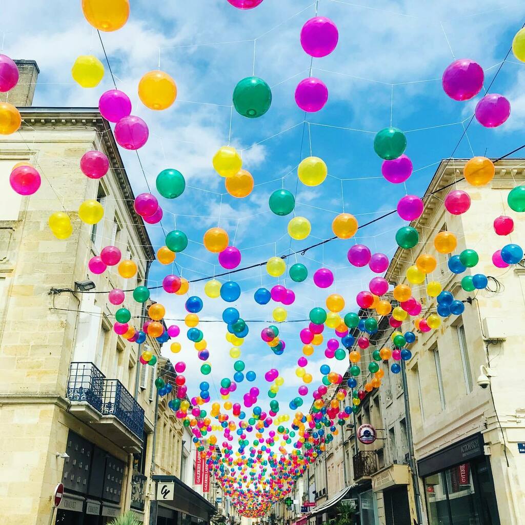 OhMyGaelle's tweet photo. Quand Libourne se met au street art éphémère 🎈 #granderue #libourne #street #art #streetart #ballons #igersgironde #libournais #touriste https://t.co/ozD8WfitXA https://t.co/3QfS60g3z0